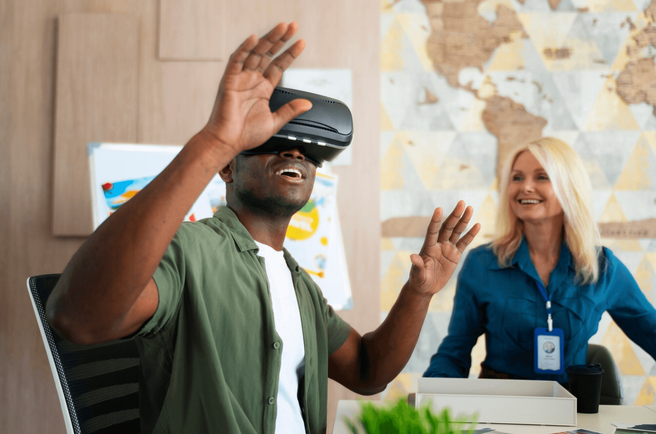 Client découvrant une destination avec une conseillère voyage grâce à un casque de réalité virtuelle