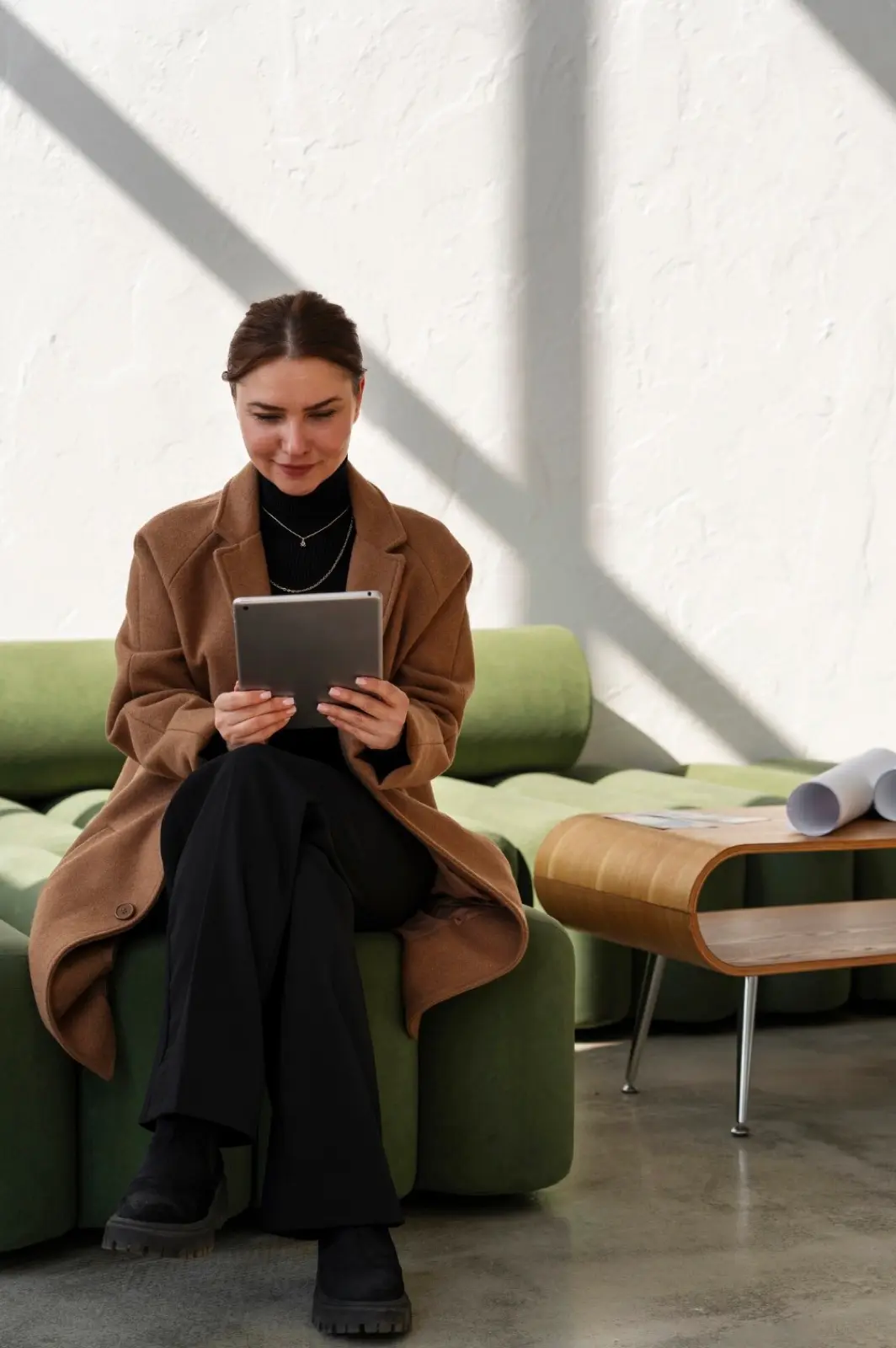 Graphiste consultant une tablette dans son studio